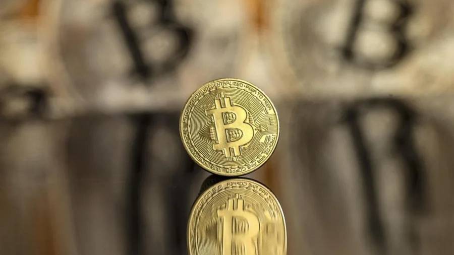Ilustración de una moneda simbólica de Bitcoin. Coinkite reconoció que un código asistidas por IA no detectaron la vulnerabilidad de sus monederos Coldcard que permitió el robo de más de 100 mdd en bitcoin.