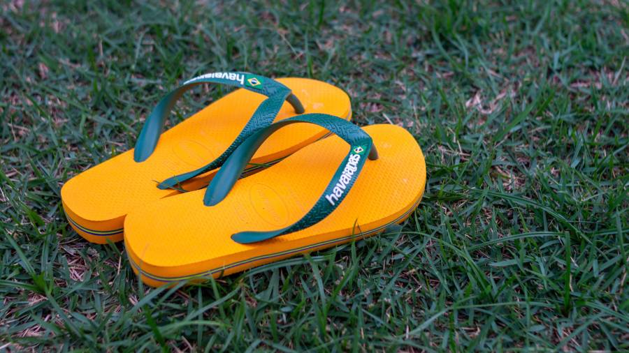 Las chanclas de dedo han pasado de la playa al armario urbano gracias al auge de la moda relajada y minimalista.