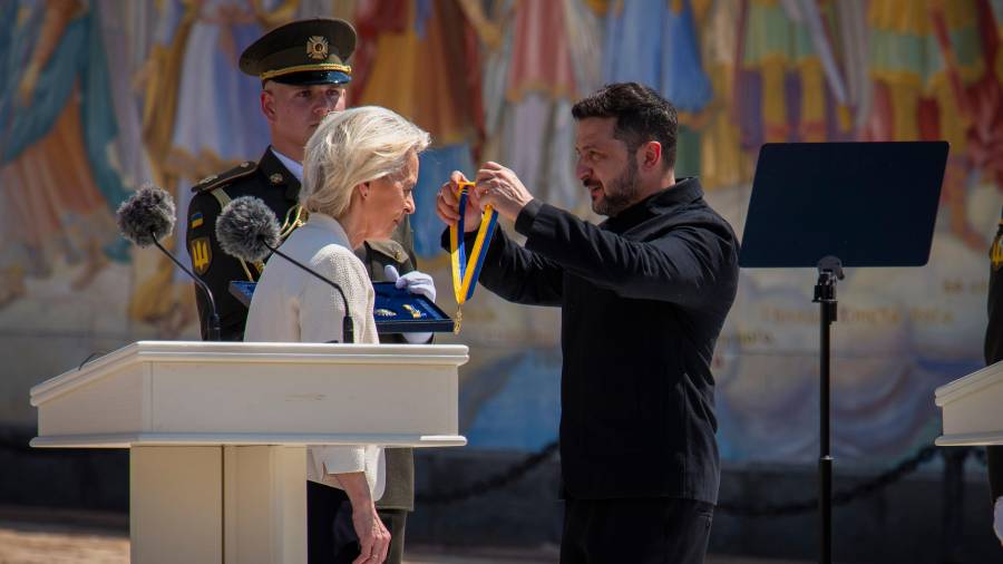 El presidente de Ucrania, Volodymyr Zelenskyy otorga una medalla a la presidenta de la Comisión Europea, Ursula von der Leyen, en Kiev.