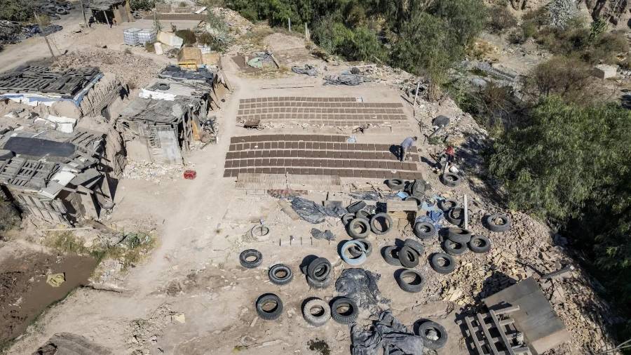 La quema de llantas y otros combustibles en las ladrilleras ha sido señalada durante décadas como una fuente de contaminación del aire en Saltillo.