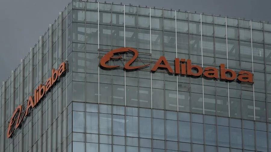 Logo de la compañía china Alibaba en la sede de la empresa tecnológica en Hangzhou, Zhejiang, China.