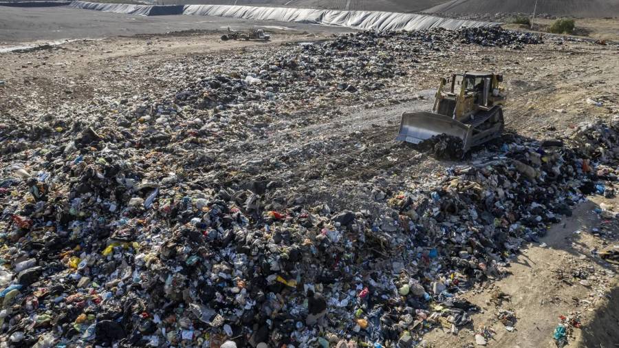 El relleno sanitario de Saltillo está al borde de su capacidad, a pesar de una nueva fosa, ésta quedará rebasada en cuatro años.