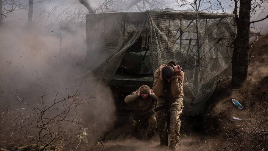 Soldados ucranianos disparan contra objetivos rusos en la región de Donetsk, Ucrania, el 22 de marzo de 2025.