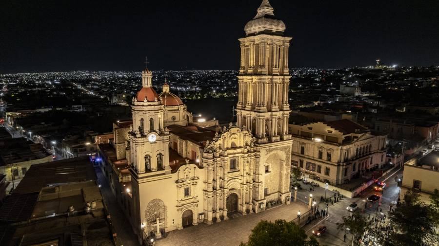 La herrería original de los faroles se conserva, pese a la actualización del sistema a tecnología LED.