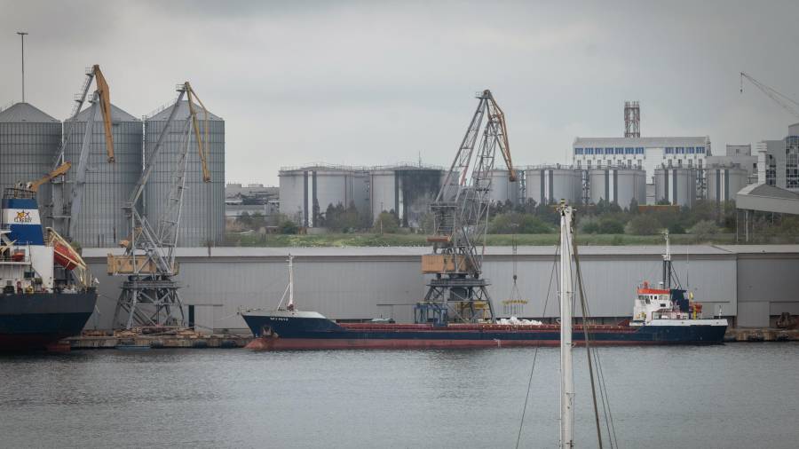 ARCHIVO — El puerto de Chornomorsk, en la región ucraniana de Odesa, el 13 de mayo de 2026. Los ataques rusos han limitado gravemente las exportaciones. (Nicole Tung/The New York Times)