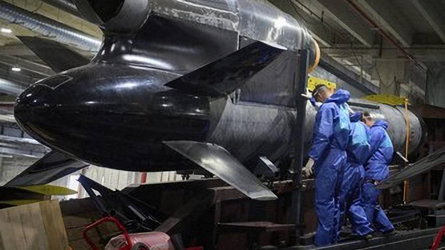 Trabajadores inspeccionan un misil de crucero Flamingo en la fábrica secreta de Fire Point en Ucrania.