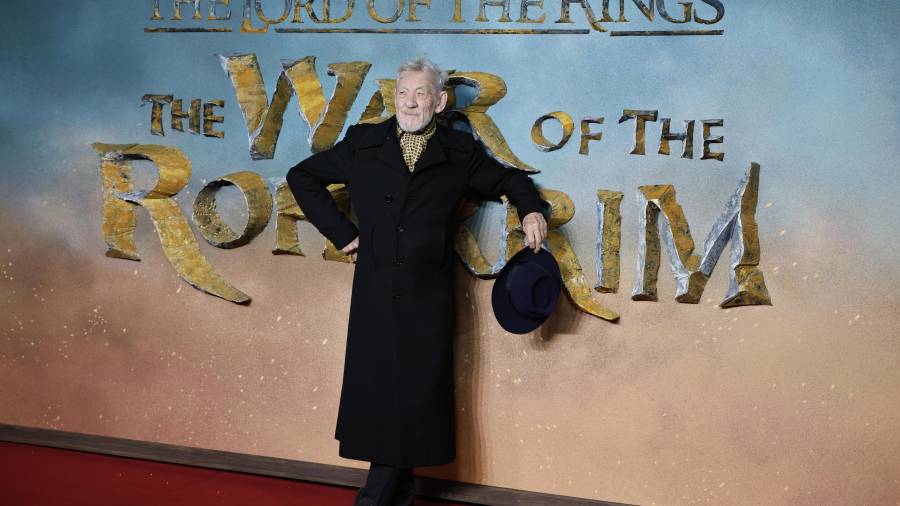 “No dejaré que nadie más se ponga el sombrero puntiagudo y la barba si puedo evitarlo”, ha explicado Sir Ian McKellen sobre su regreso al papel de Gandalf.