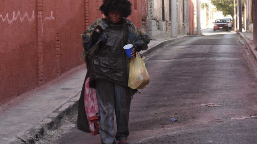 La señora Santa recorriendo las calles del Centro de Saltillo, el pasado 24 de diciembre.