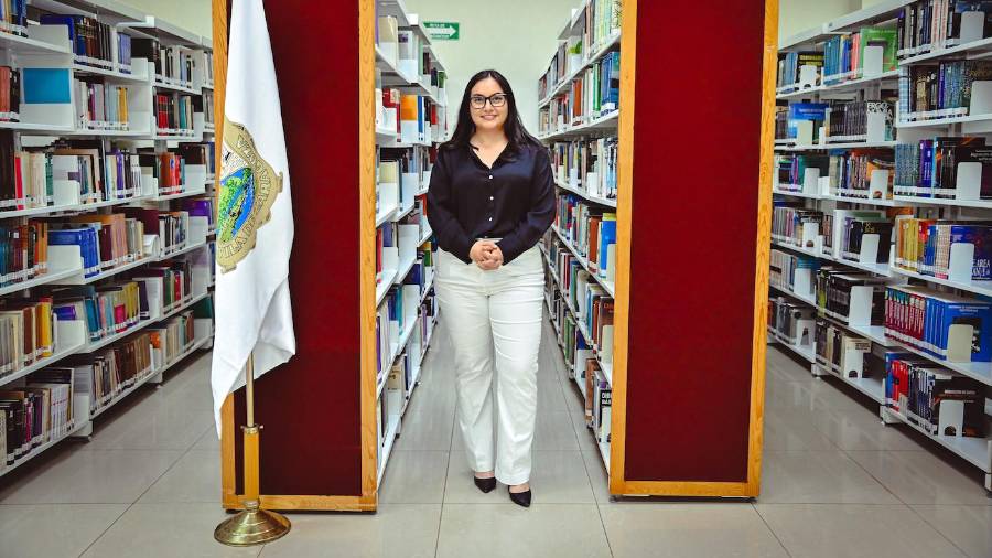 Desde su lugar de trabajo, Alejandra impulsa el talento de las mujeres.