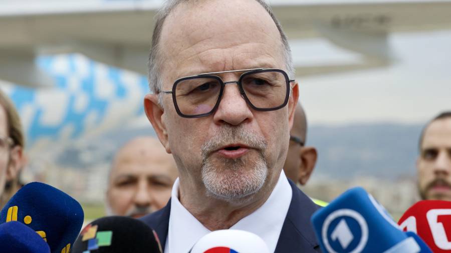 El subdirector ejecutivo de UNICEF para la Acción Humanitaria y las Operaciones de Suministro, Ted Chaiban, habla en el Aeropuerto Internacional de Beirut, Líbano.