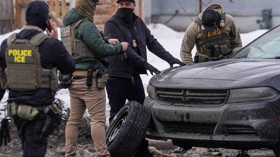 El hombre de nombre Carlos Mendoza resultó herido y fue trasladado a un hospital, informaron funcionarios, pero se encontraba estable