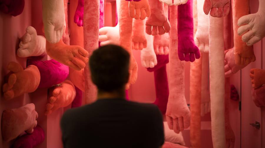 Un visitante contempla la instalación de Nathalie Auzepy en el “Hospital de las Emociones” en un antiguo hospital en Los Ángeles, el miércoles 22 de julio de 2026.