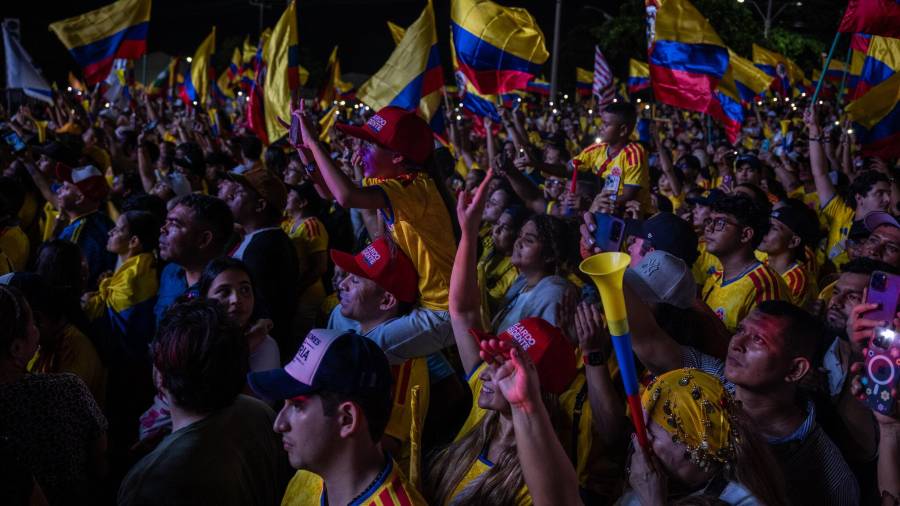 Seguidores de De la Espriella se reúnen en una masiva celebración nocturna en Barranquilla, llevando banderas y gorras de campaña. Su promesa de aplastar a los ‘narcoterroristas’ y su uso de imágenes de un tigre generadas por IA conectaron con millones de votantes.
