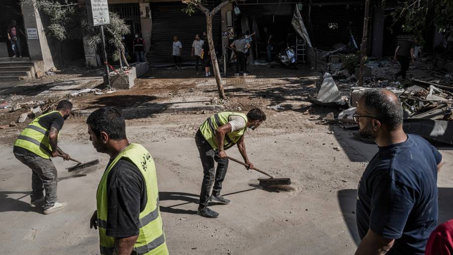 Trabajadores en el lugar de un ataque aéreo israelí en Beirut, Líbano. El ataque generó más dudas sobre la firma del acuerdo de alto el fuego prometido.