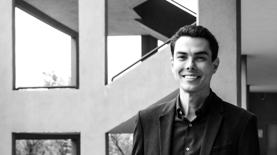 Adrián sabe que la educación del estudiante debe ser íntegra, profesional y personal.