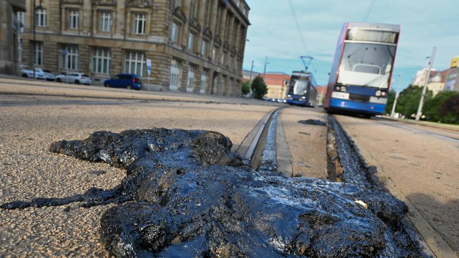Una prolongada ola de calor causó daños significativos en la infraestructura de tranvía en Leipzigv, Alemania.