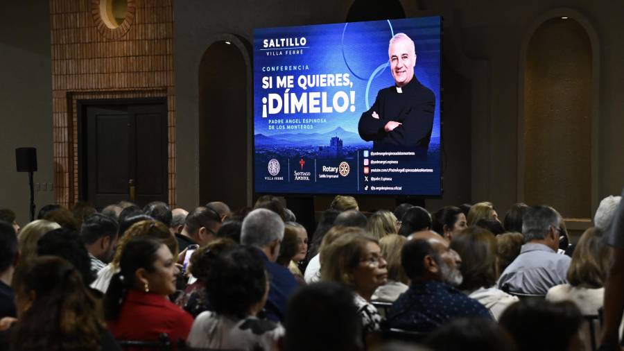 El padre Ángel Espinosa de los Monteros ofreció en Saltillo la conferencia “Si me quieres, ¡dímelo!”, enfocada en el matrimonio, la comunicación y el fortalecimiento de la familia.