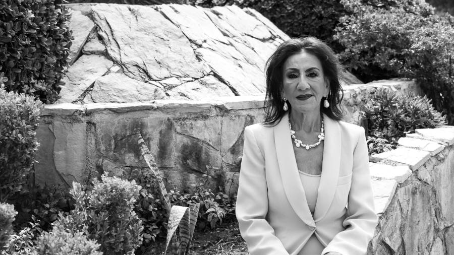 Por donde camina, Teacher Chayo se encuentra con alumnos que la saludan con cariño.