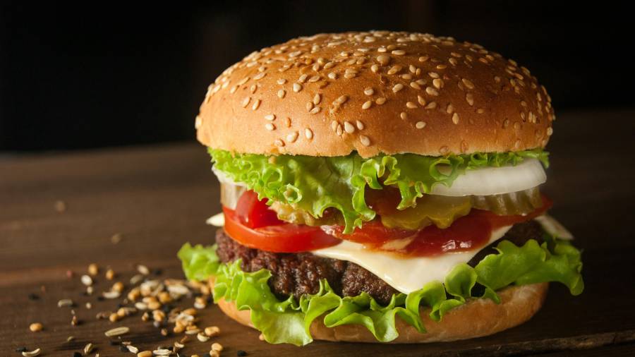 Negocios que venden hamburguesas implementan estrategias para resistir ante incrementos de precios.
