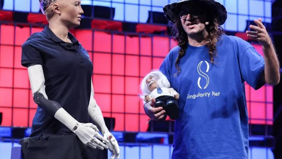 El fundador y director ejecutivo de la empresa de robótica SingularityNET, Ben Goertzel (d), habla con el robot humanoide Sophia, en una fotografía de archivo.