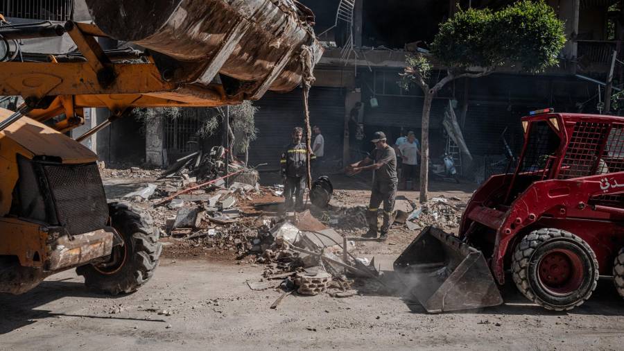 Labores de remoción de escombros tras los bombardeos. La devastación del conflicto ha dejado miles de civiles muertos y pérdidas materiales multimillonarias en la región.