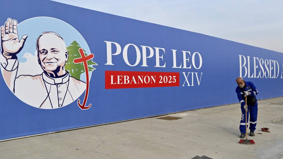 Un trabajador limpia el área del paseo marítimo del centro de Beirut antes de la Santa Misa que celebrará el Papa León XIV durante su visita a Beirut, Líbano.