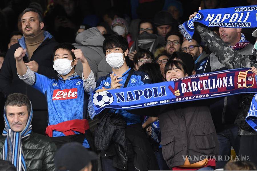 $!Afición del Napoli acude al partido contra el Barcelona con cubrebocas por temor al coronavirus