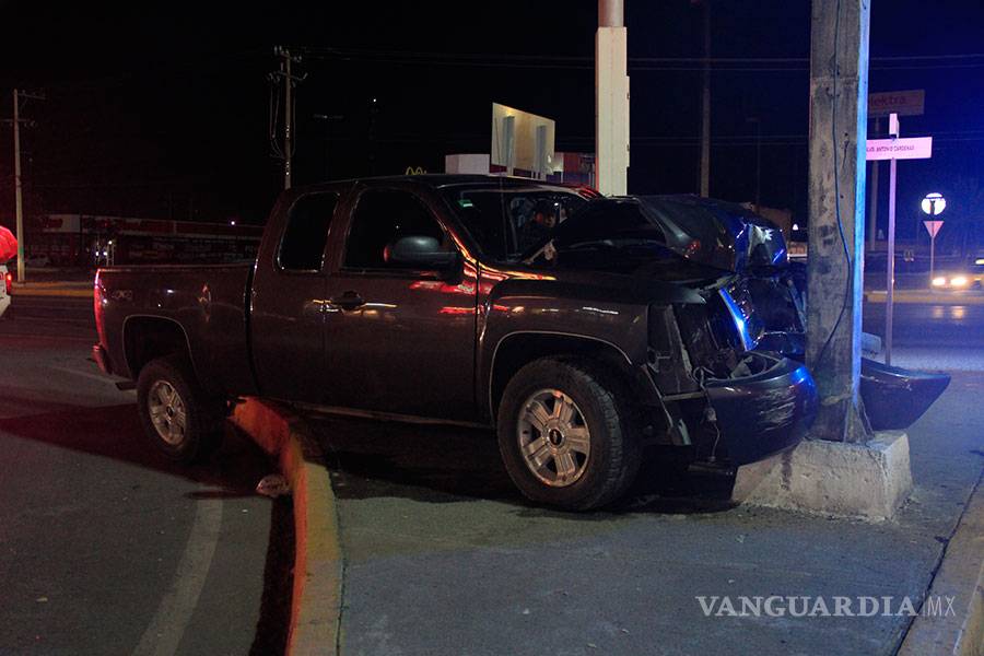 $!Choca contra un semáforo en Saltillo y abandona su camioneta