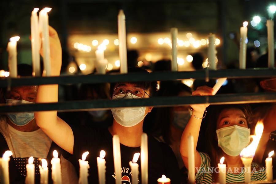 $!Miles de hongkoneses desafían al gobierno chino al recordar la masacre de Tiananmen