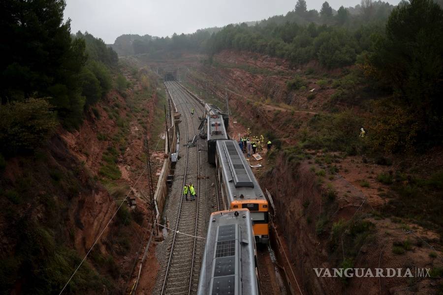 $!Deslave provoca que un tren descarrile cerca de Barcelona; hay 1 muerto