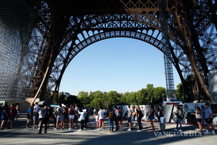 $!Así es cómo los turistas visitan la Torre Eiffel con restricciones por la pandemia del coronavirus en Francia (fotos)