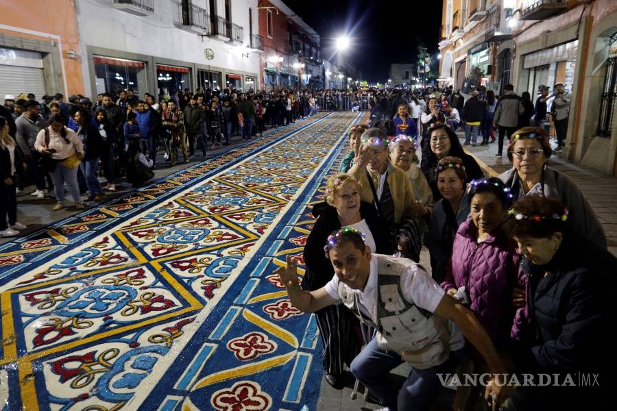 $!Fieles mexicanos honran a la Virgen de la Caridad con alfombras monumentales en las calles de Huamantla