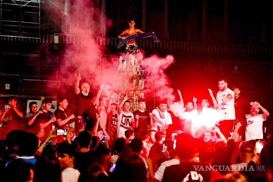 $!Nápoles olvida la sana distancia y llena sus calles tras ganar la Copa Italia (fotos)
