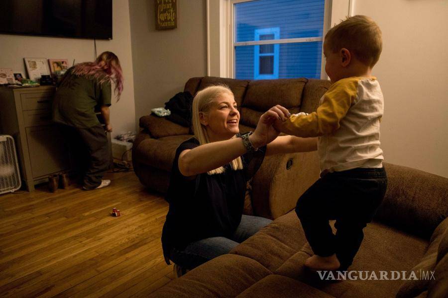 $!Tammy Cunningham y su hijo, Calum, que nació prematuramente, en su casa de Kokomo, Indiana.