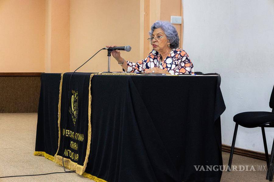 $!La periodista Sara Lovera López durante la conferencia magistral en el Auditorio “Eulalio Gutiérrez Treviño”.
