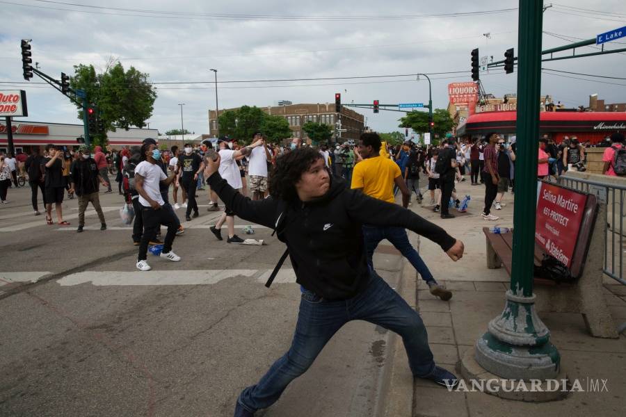 $!Violentas protestas y saqueos en Minneapolis por la muerte de George Floyd por abuso policial (fotos)