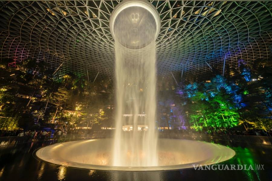 $!Aeropuerto Internacional de Changi en Singapur deja volar… la imaginación, tiene la cascada interior más alta del mundo