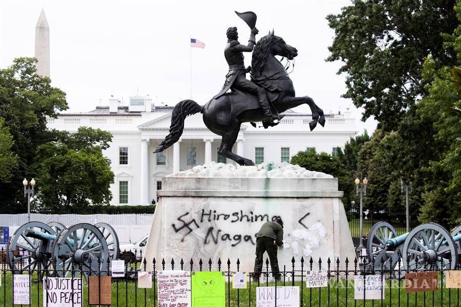 $!Monumentos y estatuas son víctimas de la ira y las protestas antirracistas en todo el mundo (fotos)