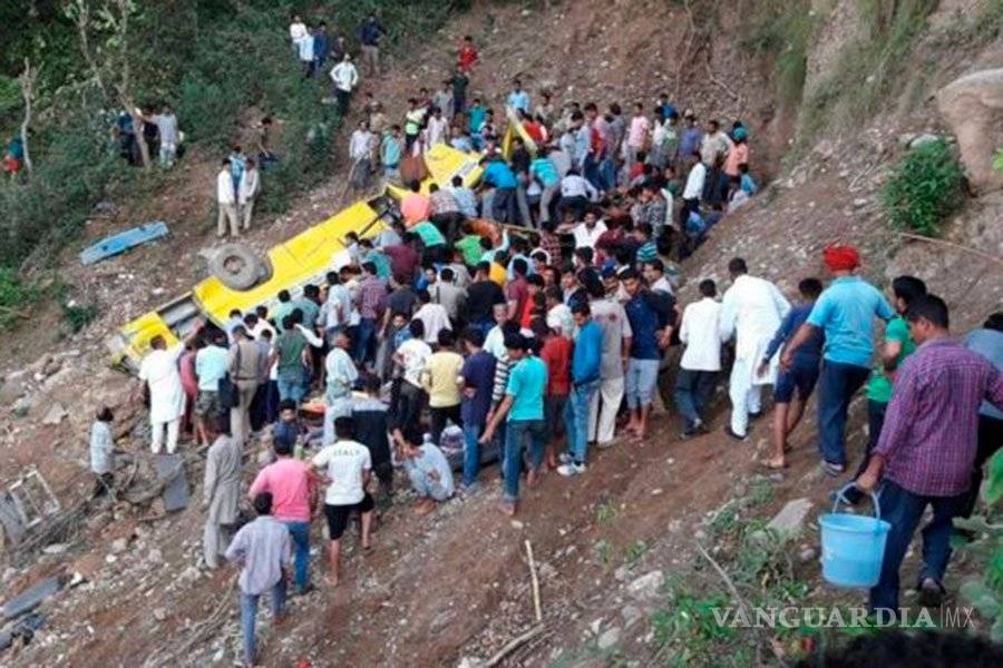 $!Mueren 27 niños al caer autobús a un desfiladero en la India