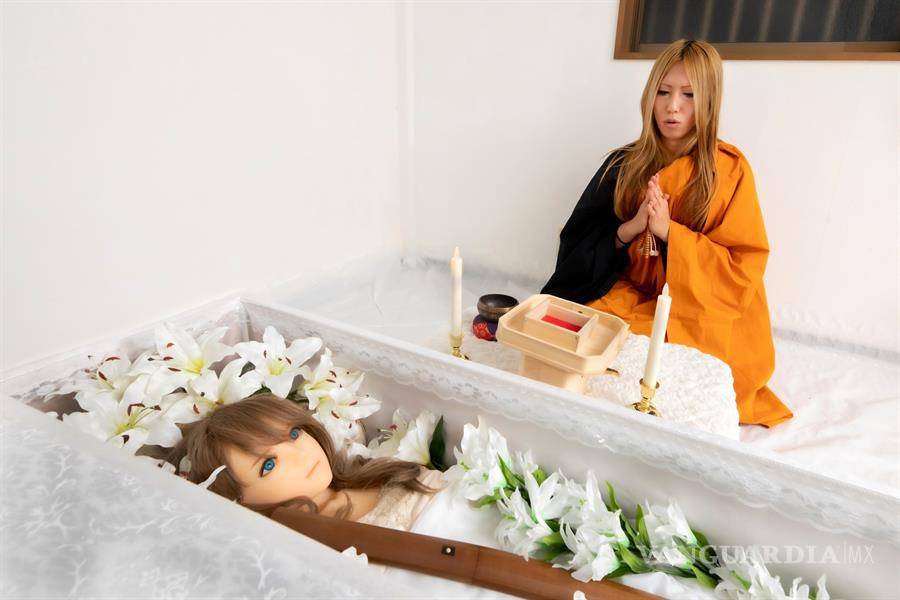 $!Love Doll Funeral da un eterno descanso a las muñecas sexuales