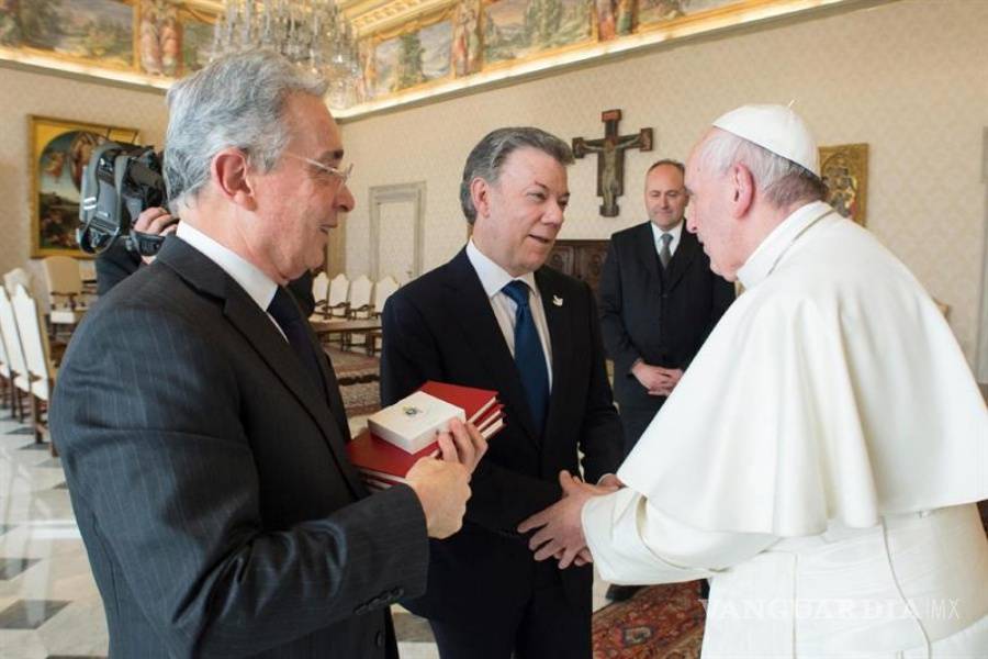 $!Papa reúne a Santos y Uribe para hablar de paz en Colombia