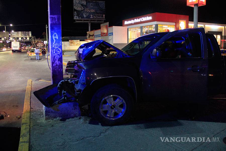 $!Choca contra un semáforo en Saltillo y abandona su camioneta