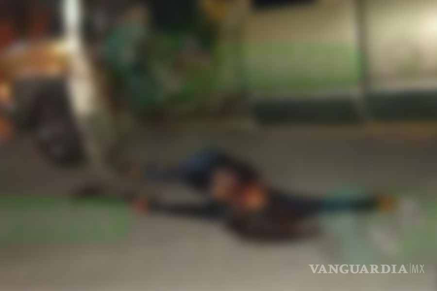 $!Sicarios persiguen y acribillan a mujer en Celaya