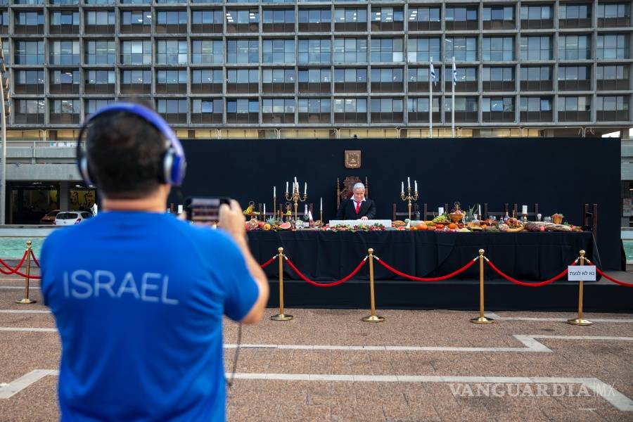 $!Disfruta Benjamin Netanyahu de su &quot;última cena&quot; en la plaza Rabin Square de Tel Aviv
