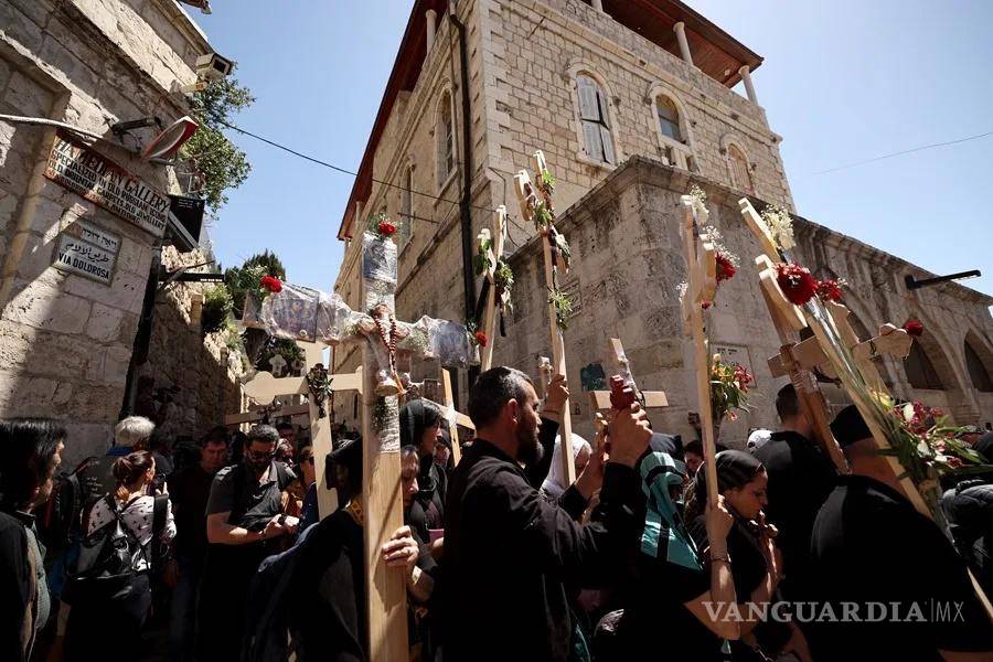 $!Los peregrinos ortodoxos cristianos sostienen cruces durante una procesión del Viernes Santo en la Ciudad Vieja de Jerusalén.