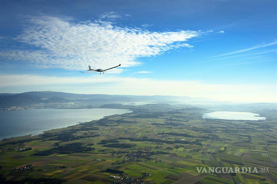 $!SolarStratos realiza el primer salto y caída libre desde un avión solar