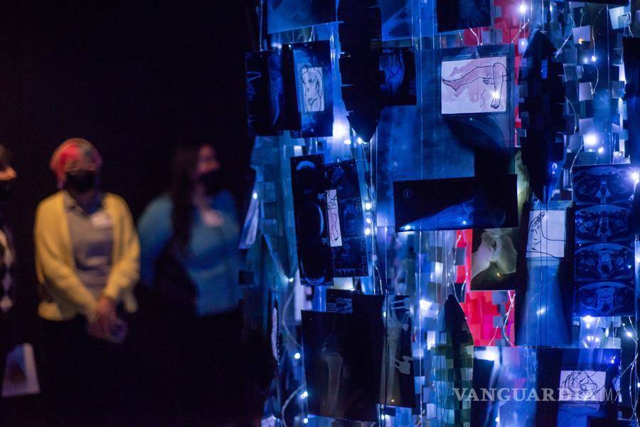$!Miriam Medrez exhibe escultura hecha con radiografías de enfermos en Monterrey