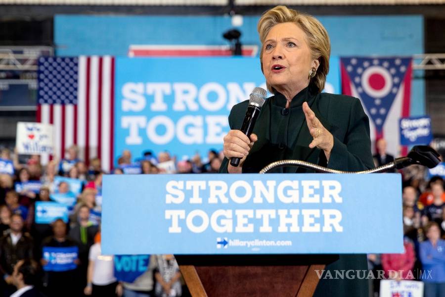 Desalojan sede de campaña de Clinton tras recibir sobre con polvo sospechoso