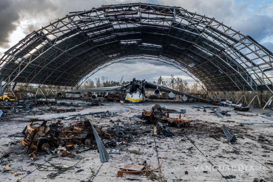 $!El Antonov An-225 “Mriya”, el avión de carga más grande del mundo, se encuentra destruido en el aeródromo de Hostomel en las afueras de Kiev.