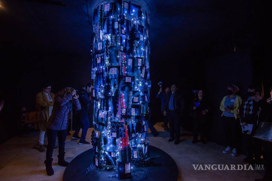 $!Miriam Medrez exhibe escultura hecha con radiografías de enfermos en Monterrey